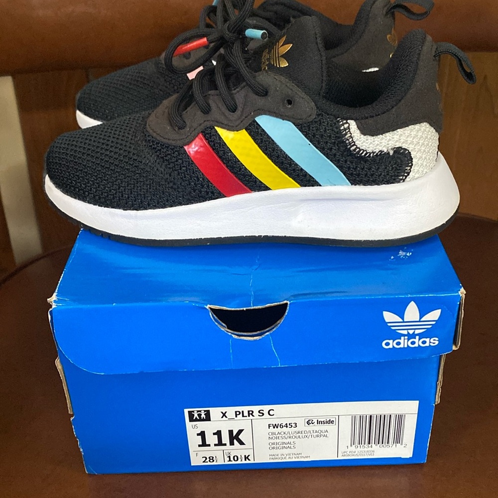 Unisex adidas. Size 11 little kids.